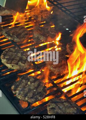 Hamburger auf einen Grill mit offener Flamme gekocht, USA Stockfoto