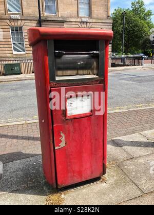 Roten Briefkasten für frankierte Post, Birkenhead, Wirral Stockfoto