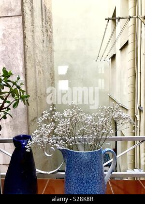 Fenster. Blick von te Interieur des Hauses. Stockfoto