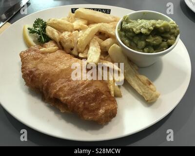 Fisch Chips und matschig Erbse Abendessen mit. Scheibe der Zitrone Stockfoto