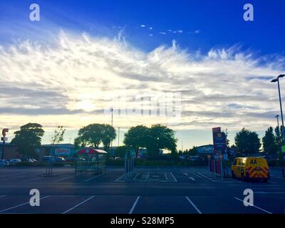 Sonnenuntergang in Retail Park in Chichester, West Sussex, UK. Stockfoto