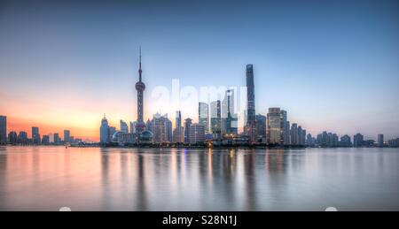 Sonnenaufgang über der Skyline von Pudong und den Fluss Huangpu in Shanghai. Stockfoto