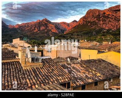 Blick über die Dächer von Soller auf Mallorca auf die Serra de Tramuntana Gebirges Balearen Spanien Stockfoto