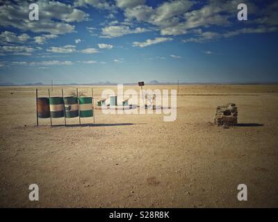 Namibischen roadside Rest-Bereich mit Sitzgelegenheiten und Ölfässer für Recycling bins. Vintage Look. Horizontale Querformat. Stockfoto