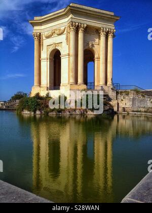 Der Wasserturm und das Becken von Le Jardin du Peyrou Occitanie in Montpellier, Frankreich Stockfoto