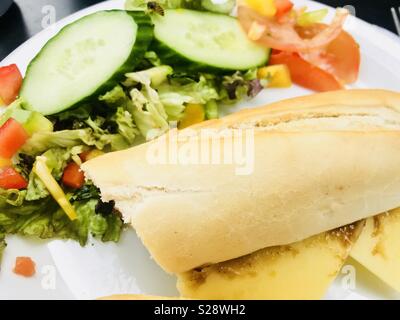 Käse Baguette mit Salat Stockfoto