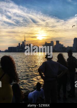 Die Leute zu beobachten die Sonne über Toronto. Stockfoto