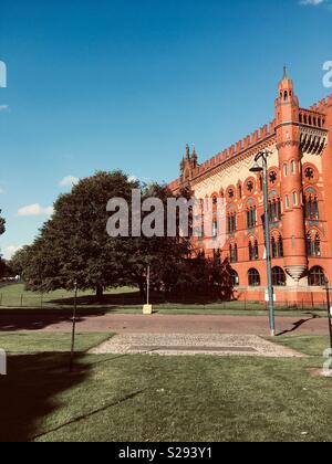 Baum und ehemaligen Teppichfabrik vom Trocknen grün Stockfoto