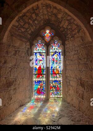 Sonnenlicht durch ein Glasfenster in der Kapelle des St. Michael's Mount, Cornwall Stockfoto