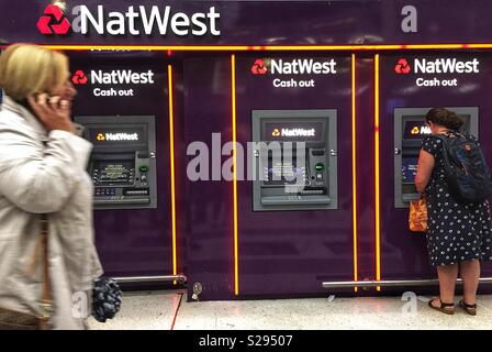 Frau mit Natwest ATM in der Liverpool Street Station, London. Großbritannien Stockfoto