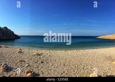 Strand in Stara Baška, Insel Krk, Kroatien. Stockfoto