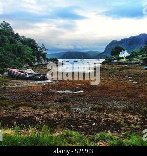 Schottische Highlands - Plockton - Ebbe auf dem Loch Stockfoto