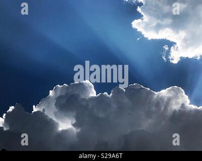 Sonne hinter Wolken in Mexiko City, Mexiko Stockfoto