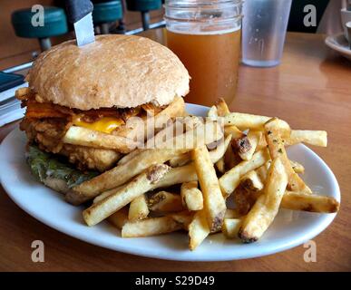 Ein Veganer Tofu Burger und Pommes frites von Cornbread Cafe in Eugene, Oregon, USA. Stockfoto