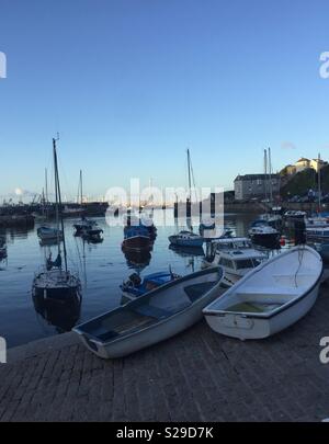 Sonnenuntergang am Hafen von Brixham, Devon Stockfoto