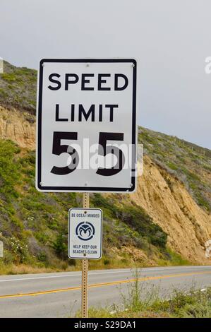 Schild Tempo 55 auf einer Straße in Kalifornien Stockfoto