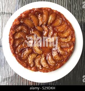 Tarte Tatin - Äpfel, Blätterteig, Karamell - französische Dessert Stockfoto