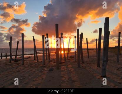 Dramatischer Sonnenuntergang am leeren Strand in Hjerting, Dänemark Stockfoto