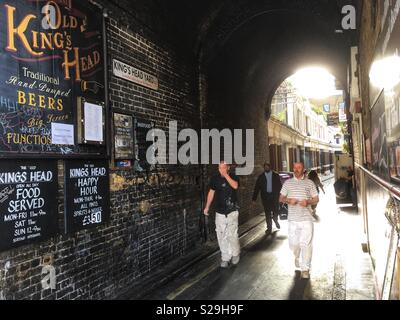 Menschen zu Fuß nach unten Kings Head Yard in London, England Stockfoto