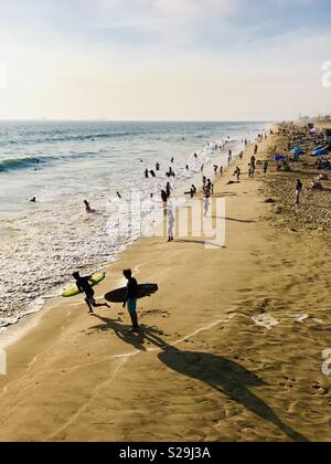 Strand goers im Wasser spielen an einem heißen Sommertag. Manhattan Beach, Kalifornien, USA. Stockfoto