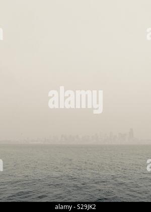 Blick über Elliott Bay in Seattle erdrosselt mit schlechter Luft und Rauch aus westlichen Wildfires Stockfoto