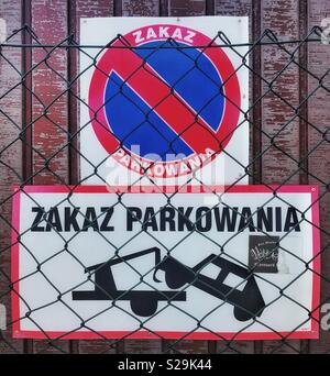 Ein Zeichen warnen ihr Fahrzeug nicht In Parkstellung ohne Genehmigung in der eingeschränkten Abschleppen Zone. Das Zeichen ist in polnischer Sprache. Stockfoto