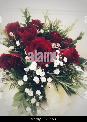 Weiche misty Bild von roten Rosen und andere Blumen in einem Bräute und Brautjungfern Blumenstrauß Stockfoto