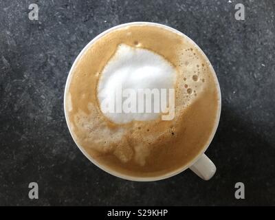 Top down Sicht der Cappuccino in einem weißen Schale - ohne Schokolade besprüht Stockfoto