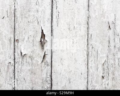 Eine strukturierte Holz Hintergrund Bild von Brettern mit Gecrackten und Blasenbildung weiße Farbe Stockfoto