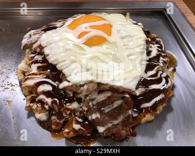 Okonomiyaki (japanisches Essen) Stockfoto