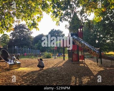 Am späten Nachmittag am Kinderspielplatz in Prospect Park, Reading, UK. Stockfoto
