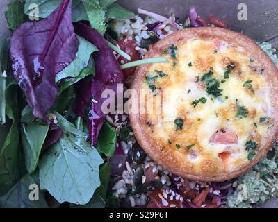 Bunte Quiche mit Salat, Quinoa und Salatbox - gesundes Essen, Sommeressen. Stockfoto