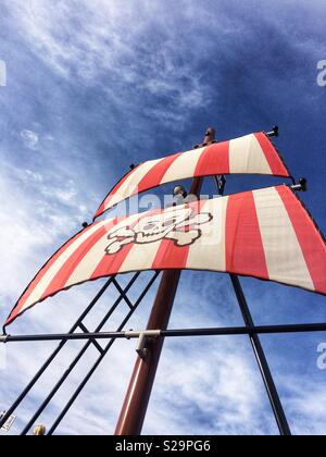 Pirate flag waving auf blauen Himmel Hintergrund Stockfoto