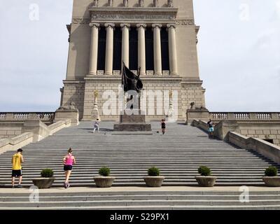Jogger auf die Schritte der Indiana Weltkrieg Memorial, in Indianapolis, Indiana Stockfoto