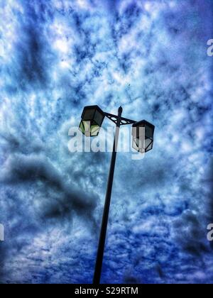 Street Light gegen bewölkter Himmel isoliert Stockfoto