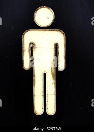 Verwitterte Schild für die Herrentoilette. Stockfoto