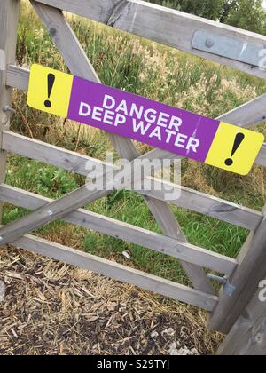 Warnschild: Gefahr tiefe Wasser Stockfoto