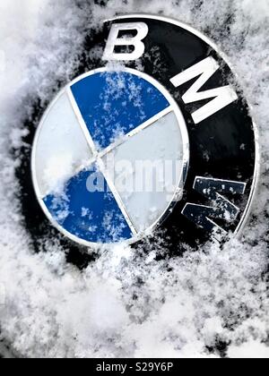 BMW Abzeichen im Schnee Stockfoto