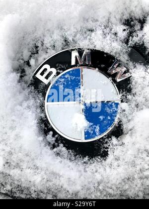 BMW Abzeichen im Schnee Stockfoto
