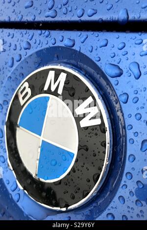 BMW Abzeichen mit regen Tropfen Stockfoto