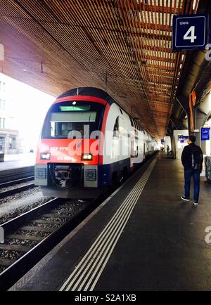 Zug am Hauptbahnhof oder am Hauptbahnhof in der Schweiz mit einem pendler Warten auf den Zug anreisen Stockfoto