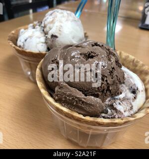Zwei Waffel Schüsseln mit cremiger, reich Eis gefüllt Stockfoto