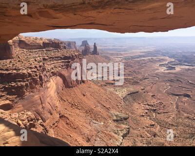 Dies ist unter den Mesa Arch im Canyon Lands National Park Utah gesehen. Stockfoto