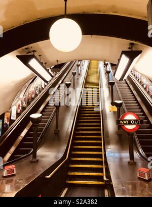 Art déco-signage und Architektur an der Londoner U-Bahn station an der St. John's Wood, im Norden von London, UK im August 2018. Stockfoto