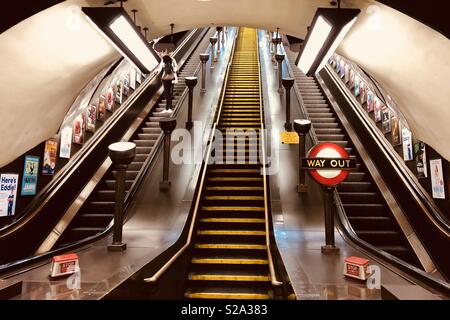 Art déco-Architektur und Beschilderung in der Londoner U-Bahnstation St. John's Wood im Norden von London, Großbritannien Stockfoto