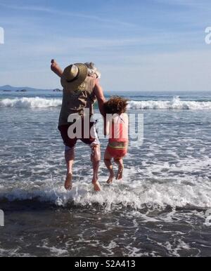 Vater und Tochter spielen am Strand in Port Orford, Oregon. Stockfoto