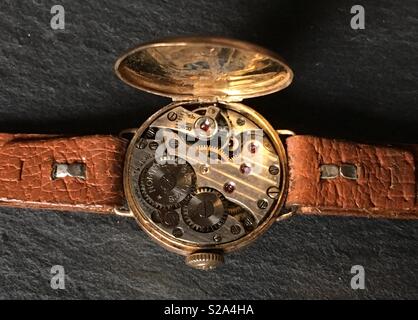 Vintage mechanische Armbanduhr Bewegung in 9 kt Gelbgold Fall und Lederband Nahaufnahme Stockfoto