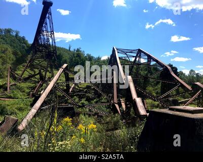 Reste der Eisenbahnbrücke nach einem Tornado, kinzua State Park Stockfoto