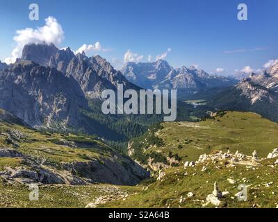 Blick von der Auronzohütte auf dem Berg Sorapis, Misurina Cadini Gruppe, Misurina See und Antorno See. Dolomiten, Italien. Stockfoto