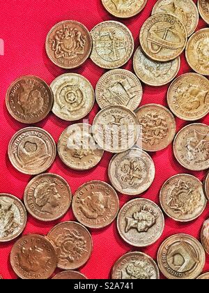 Ein Bild aus einer Sammlung von gefälschten Alten ein Pfund Münzen. Diese illegalen Replika Münzen sind Teil einer Anzeige, die in einem berühmten Museum in England gefunden werden kann. Diese Münzen sind Kopien und faux. CH. Stockfoto